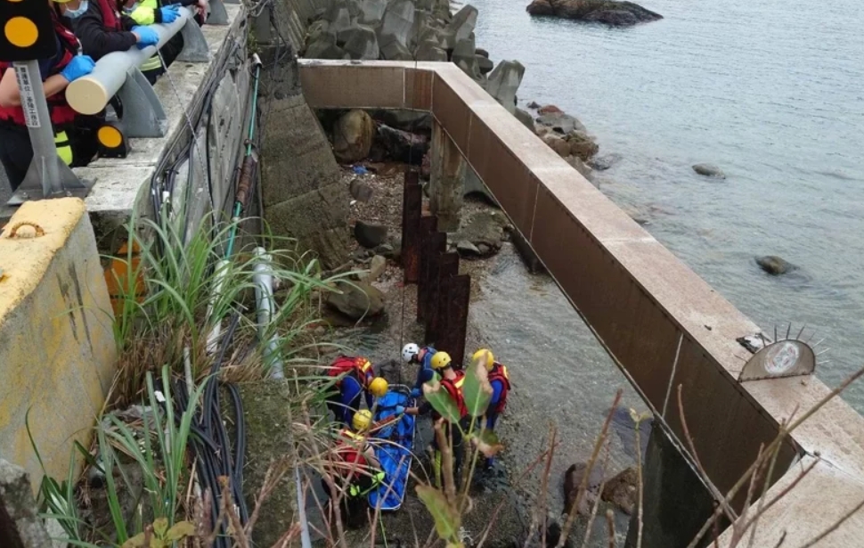▲21日上午，瑞濱海邊驚見女性浮屍，警方接獲報案後，將其打撈上岸。（圖／翻攝畫面）