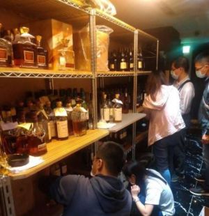 林森北酒店賣假酒!警查緝人贓俱獲。(圖/翻攝畫面) ▲林森北酒店賣假酒!警查緝人贓俱獲。(圖/翻攝畫面)