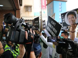 趙少康說出「高雄人逼全台吃萊豬」之言論,為此高雄綠營新人團體「邁向過半大聯盟」成員今(21)日下午前往高雄市國民黨部抗議。(圖/翻攝畫面) ▲趙少康說出「高雄人逼全台吃萊豬」之言論,為此高雄綠營新人團體「邁向過半大聯盟」成員今(21)日下午前往高雄市國民黨部抗議。(圖/翻攝畫面)