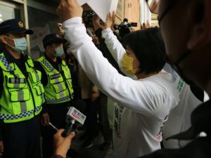 ▲高雄人逼全台吃萊豬」惹怒高雄人,民進黨【邁向過半大聯盟】今天下午前往國民黨高雄市黨部抗議,要求國民黨向高雄人道歉。(圖/翻攝畫面) ▲高雄人逼全台吃萊豬」惹怒高雄人,民進黨【邁向過半大聯盟】今天下午前往國民黨高雄市黨部抗議,要求國民黨向高雄人道歉。(圖/翻攝畫面)