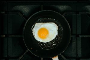 ▲煎蛋除了油之外，可以額外加入少許的水，就能煎出完美的太陽蛋。（示意圖／取自unsplash）