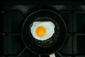 煎蛋除了油之外,可以額外加入少許的水,就能煎出完美的太陽蛋。(示意圖/取自unsplash) ▲煎蛋除了油之外,可以額外加入少許的水,就能煎出完美的太陽蛋。(示意圖/取自unsplash)