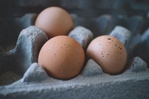 ▲如果你在賣場裡買東西，結帳後不小心摔到整盒雞蛋，你認為雞蛋會怎麼樣呢？（示意圖／翻攝Pexels）