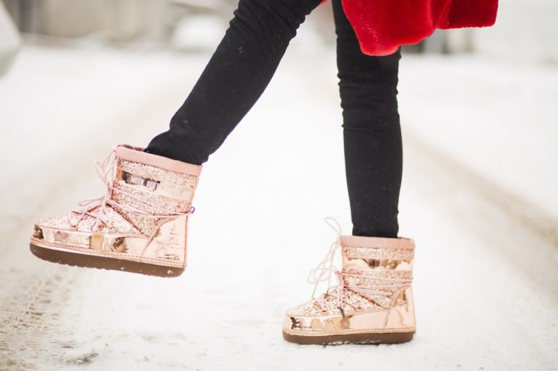 ▲今年冬天已經進入寒冷的12月，路上也出現各種冬季潮流穿搭，其中部分女生開始流行起「雪靴+堆堆襪」的軟萌穿搭，尤其在年輕妹子的圈子更為常見。（示意圖／翻攝Pexels）