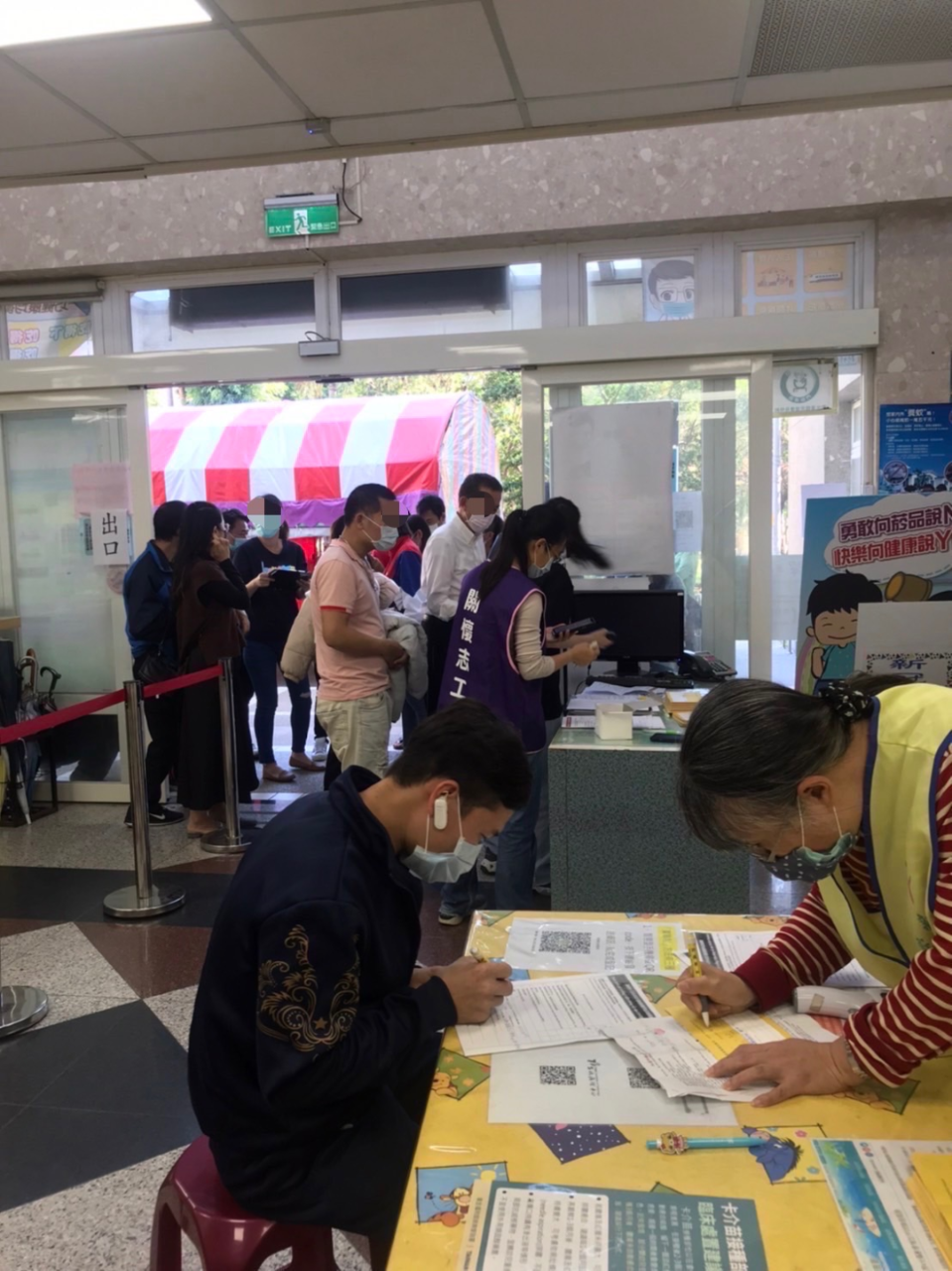 ▲12月22日下午1點30分在竹北衛生所，及12月24日上午9點在新豐衛生所皆有開放AZ疫苗接種服務。（圖／移民署）