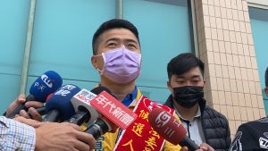林靜儀質疑投票日選監人數 顏寛恒:要不要跟總統哭訴? ▲顏寬恒反擊林靜儀:「要不要回去跟總統哭訴?」(圖/顏寬恒競選總部提供,2021.12.22)