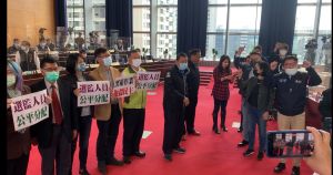 林靜儀質疑投票日選監人數 顏寛恒:要不要跟總統哭訴? ▲綠營議員排排站抗議選務不公(左),藍營議員不甘示弱在旁破口大罵。(圖/記者顏幸如攝,2021.12.22)