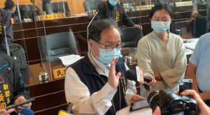 林靜儀質疑投票日選監人數 顏寛恒:要不要跟總統哭訴? ▲台中市民政局長吳世瑋拿著公文說明:「再改我會被抓去關啦!」(圖/記者顏幸如攝,2021.12.22)