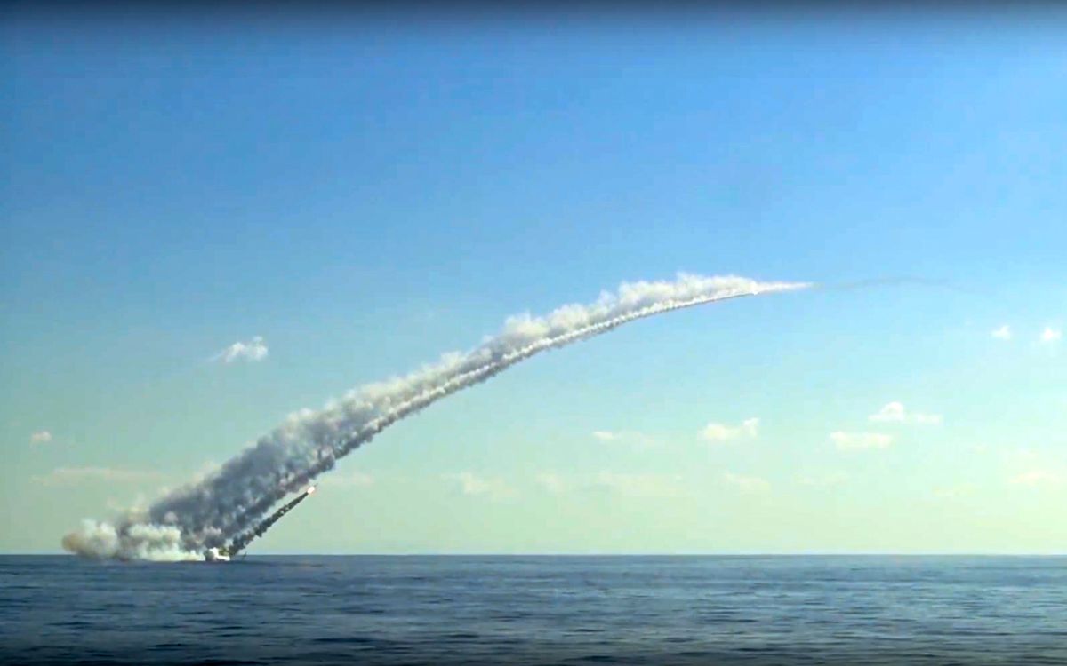 ▲俄羅斯新聞社今天報導，一艘俄羅斯潛艦成功在水下，從日本海朝位於1000多公里外的俄羅斯陸上訓練場目標發射一枚「口徑」巡弋飛彈。（圖／美聯社／達志影像）