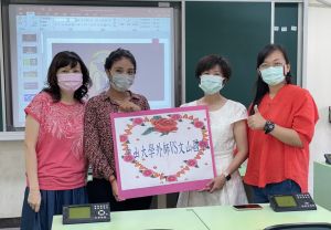 國立中山大學培育外籍學生成為英語教學幫手,走入中小學校園協助打造全英環境,第一年將提供高雄15所中小學每週4小時、為期12週的英語教學課程,營造校園生活化英語溝通環境,提升學生運用英語表達溝通的機會及能力。(圖/中山大學提供) ▲國立中山大學培育外籍學生成為英語教學幫手,走入中小學校園協助打造全英環境,第一年將提供高雄15所中小學每週4小時、為期12週的英語教學課程,營造校園生活化英語溝通環境,提升學生運用英語表達溝通的機會及能力。(圖/中山大學提供)