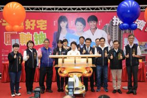 報導 ▲屏東陳小姐抽中千萬好宅-盧市長-購物節行銷全國最好見證人(圖/資料圖片)