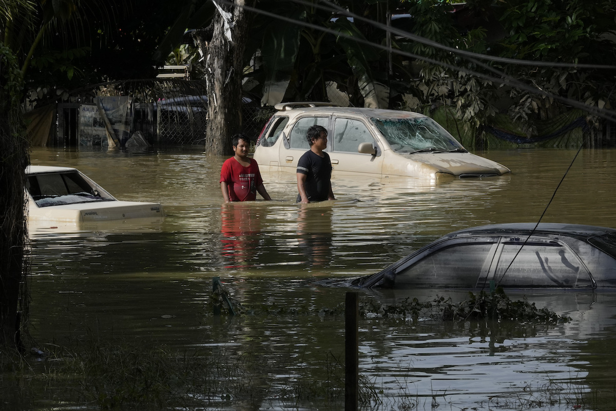▲暴雨侵襲馬來西亞，過去5天內至少8州遭遇嚴重洪災，目前已知至少17人罹難。（圖／美聯社／達志影像）