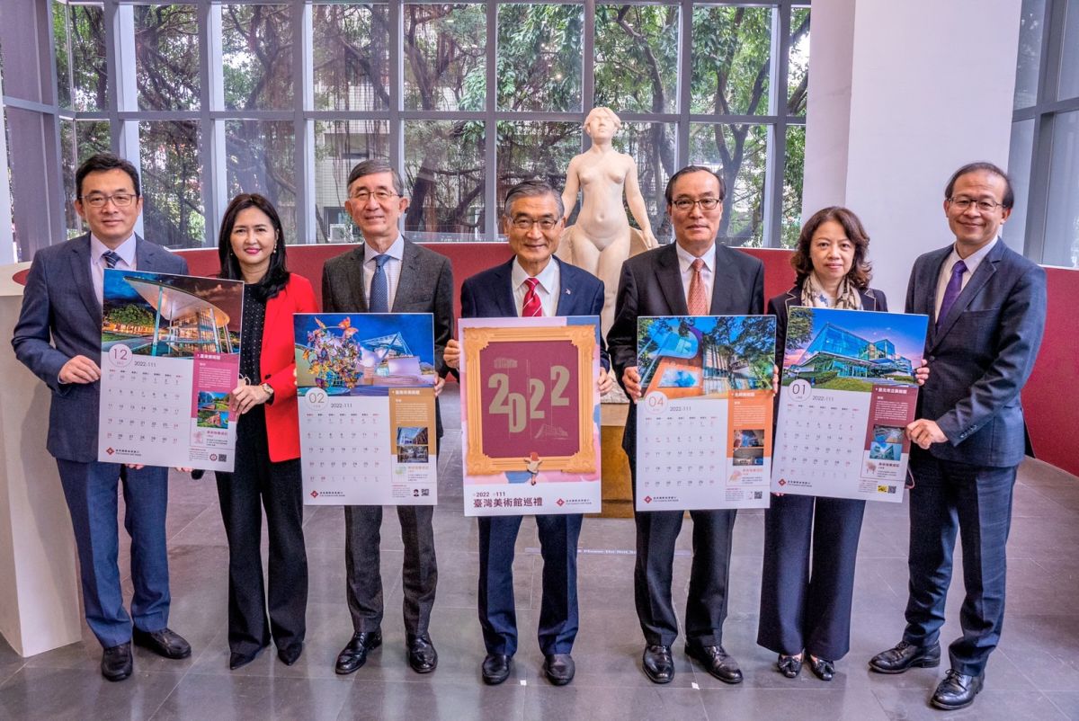 ▲遠東商銀今（22）日發布2022年月曆「台灣美術館巡禮」，新年月曆可一覽全台12座美術館，遠東商銀總經理周添財（中）並與高階主管合影。（圖／遠銀提供）