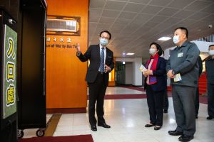 ▲慧誠智醫公司董事長余金樹為陸軍司令徐衍璞上將等人說明防疫淨化門功能。(圖/軍聞社提供) ▲慧誠智醫公司董事長余金樹為陸軍司令徐衍璞上將等人說明防疫淨化門功能。(圖/軍聞社提供)
