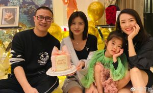 章子怡 ▲章子怡(右)和汪峰結婚6年,感情非常甜蜜,對繼女「小蘋果」也視如己出。(圖/翻攝章子怡微博)