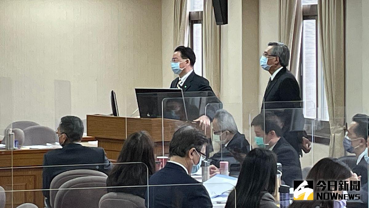 ▲針對駐日大使謝長廷請假未前來立法院委員會備詢一事,外交部長吳釗燮表示,謝長廷有公務及私人行程無法排開,因此依規定向委員會請假。(圖/記者丁上程攝,2021.12.23)
