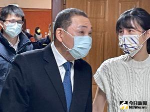 侯友宜與戴湘儀 ▲被點名參選新北市議員的新北副發言人、「最美背後靈」的戴湘儀,也向新北市長侯友宜告受訪的細節。(圖/記者陳志仁攝,2021.12.23)