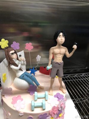 ▲王力宏為李靚蕾準備生日蛋糕，造型卻是她仰望老公的模樣。（圖／翻攝王力宏微博）