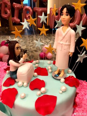 ▲王力宏準備送給李靚蕾的生日蛋糕，不是坐著就是站著。（圖／翻攝王力宏微博）