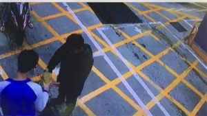▲監視器錄下李國輝前往加油站購買汽油的影像。（圖／翻攝畫面）