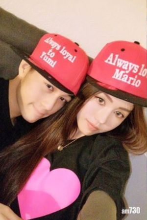 Yumi、何猷君 ▲Yumi和何猷君交往時濃情密意,戴帽上寫著忠誠於對方。(圖/翻攝何猷君IG)