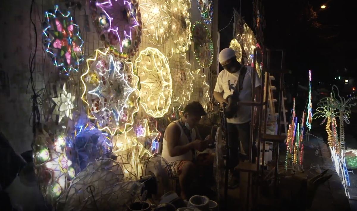 ▲這種閃閃發亮的星形飾品每到聖誕節，就會出現在菲律賓的大街小巷和家家戶戶的門口上。（圖／ANN）
