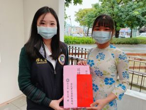 就讀蘇澳國中三年級的鄭伶巧同學,從小在越南貧困鄉下成長。(圖/移民署) 就讀蘇澳國中三年級的鄭伶巧同學,從小在越南貧困鄉下成長。(圖/移民署)