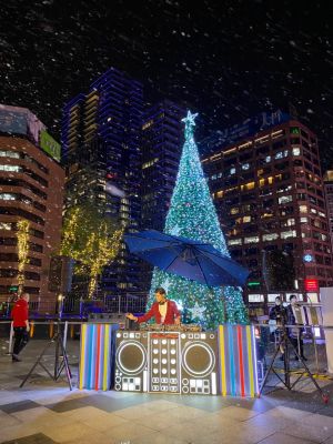 ▲雪景下的DJ台還有聖誕樹當背景，氣氛超嗨。（圖／記者蕭涵云攝）