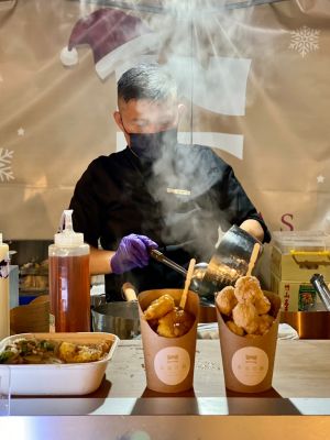 聖誕滑冰市集爆夯「什鍋、義麵」初登場 網推:年末最狂 ▲台北八德店根本搶不到位子的萬客什鍋,竟然在市集現場就可以吃到。(圖/記者蕭涵云攝)