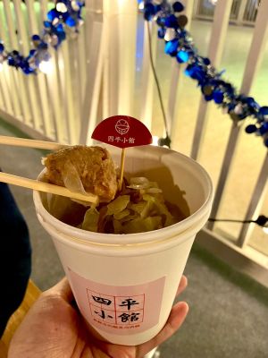 聖誕滑冰市集爆夯「什鍋、義麵」初登場 網推:年末最狂 ▲四平小館酸菜白肉鍋份量超滿杯!(圖/記者蕭涵云攝)