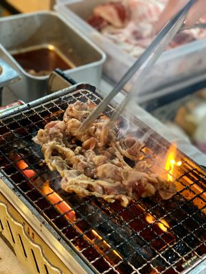 聖誕滑冰市集爆夯「什鍋、義麵」初登場 網推:年末最狂 ▲現場點餐燒烤,油花滿滿,香氣逼人。(圖/記者蕭涵云攝)