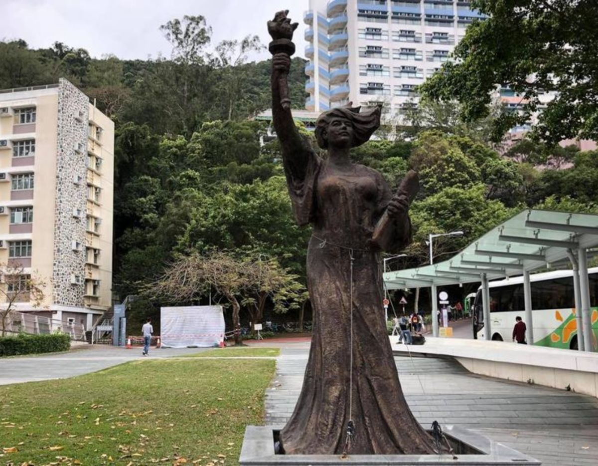 ▲原本位於香港中文大學的民主女神像，現在已被移走。攝於2018年。（圖／翻攝自立場新聞）