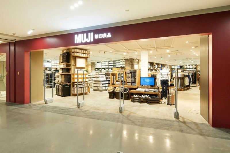 ▲網友好奇詢問「無印良品什麼時候變成平價服飾店？」（圖／翻攝MUJI 無印良品臉書粉專）