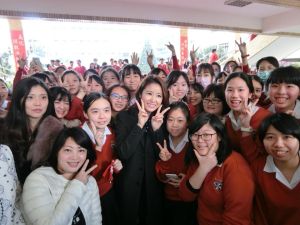 林心如 ▲林心如2017年返回靜修高中,和同學開心合影。(圖/翻攝林心如FB)