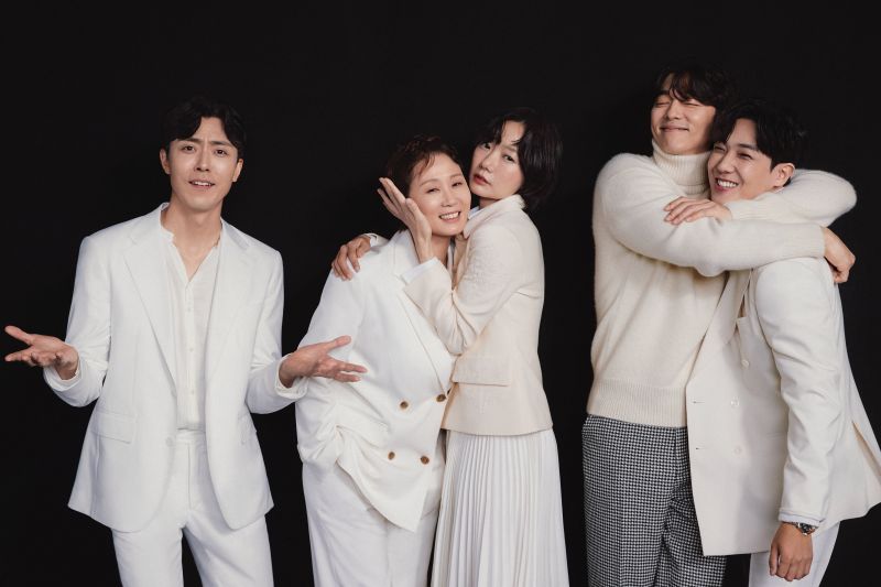 ▲李茂生(左起)、金善映、裴斗娜、孔劉、李準為《寧靜海》主要角色。(圖/Netflix)