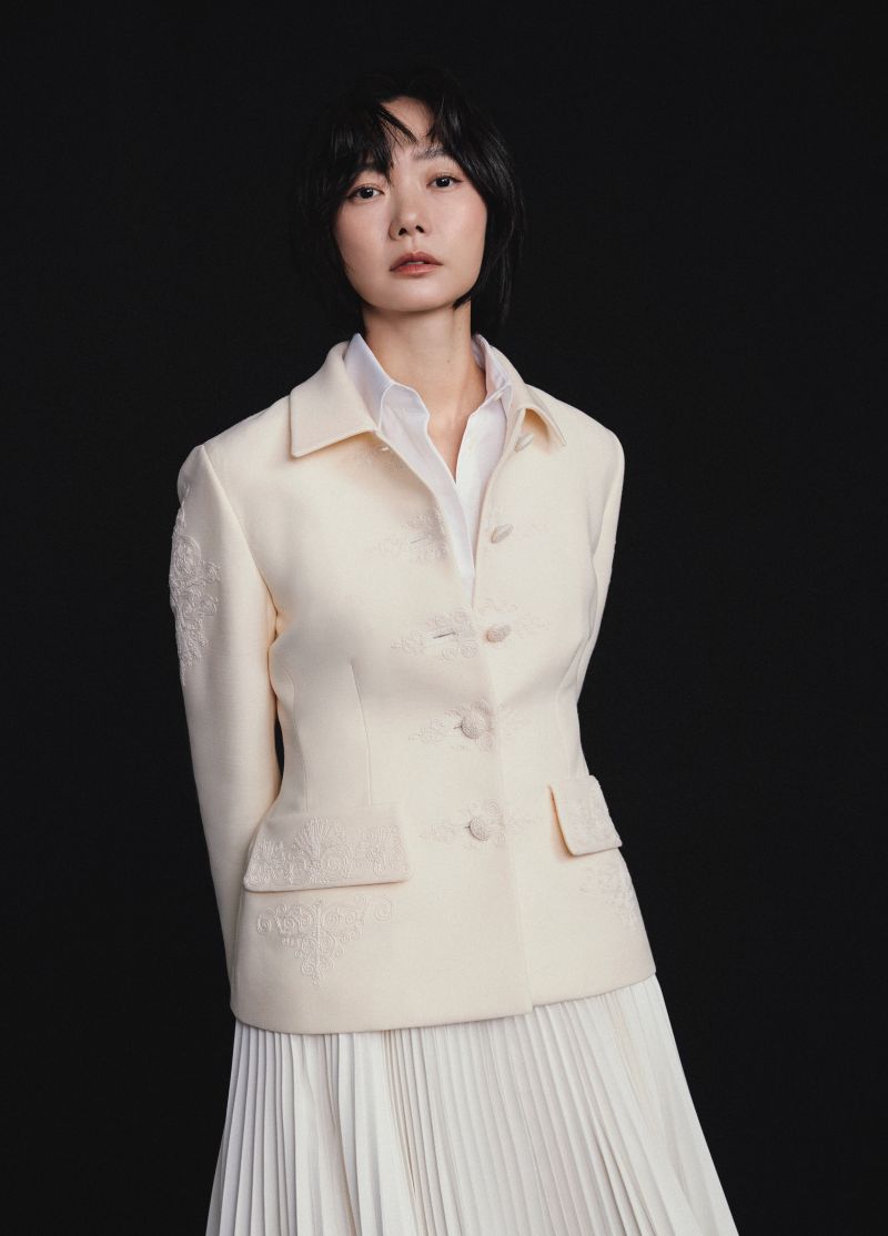 ▲裴斗娜透露太空裝超過10公斤。(圖/Netflix)