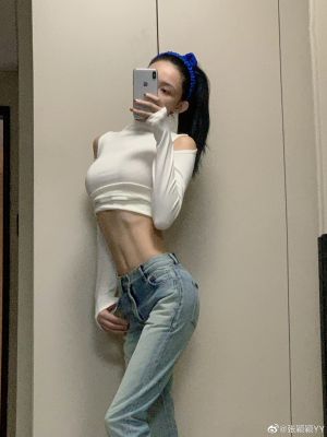 張穎穎 ▲張穎穎經常記錄纖腰照片,似乎相當沉迷於自己的身材。(圖/翻攝張穎穎微博)