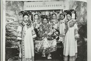 ▲左起：瑾妃、裕容齡、慈禧太后、裕德齡、德齡與容齡之母、隆裕皇后。（圖／翻攝自網路）