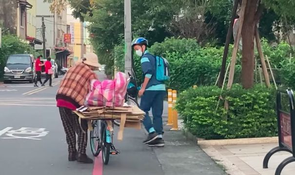 感動!宜蘭國中生不顧遲到仍助拾荒嬤撿物 獲網一片讚