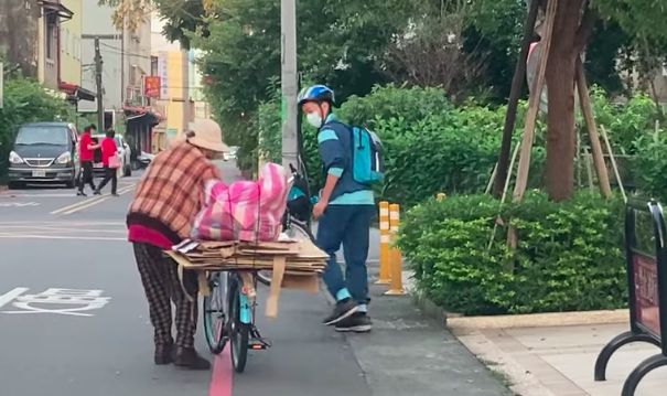 ▲宜蘭國中一年級的熊姓學生，24日一早幫助拾荒婦人撿起散落一地的回收物，離開前也謙和地致意道別，讓人相當感動。（圖／翻攝自宜蘭國中臉書）