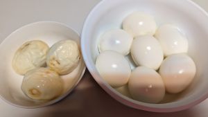 ▲左邊得三顆蛋的表面明顯較其他蛋凹凸不平。（圖／臉書社團《Costco好市多 商品經驗老實說》）