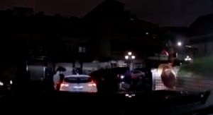 ▲台中南屯區21日晚間，一位男子遭到惡煞當街攔車後用球棒砸車，更把男子拖出車外毆打，行兇過程全遭後車的行車紀錄器拍下。（圖／翻攝自記者爆料網）