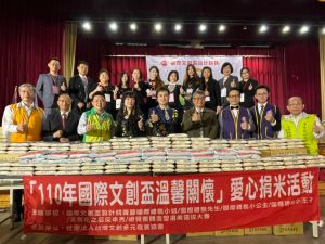 台灣文創多元發展協會理事長吳敏榮(前排中)熱心公益,今年捐出1256公斤白米造福弱勢 ▲台灣文創多元發展協會理事長吳敏榮(前排中)熱心公益,今年捐出1256公斤白米造福弱勢(圖/記者林怡孜攝,2021,12,25)