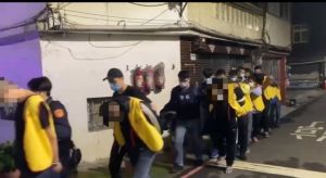 ▲新北市警察接連破獲2處賭場,多位賭客被依賭博罪、社會秩序維護法送辦。(圖/翻攝畫面) ▲新北市警察接連破獲2處賭場,多位賭客被依賭博罪、社會秩序維護法送辦。(圖/翻攝畫面)
