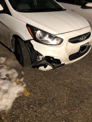 ▲以利的車在經歷這場車禍後，也有明顯的損傷。 （圖／CBC News）