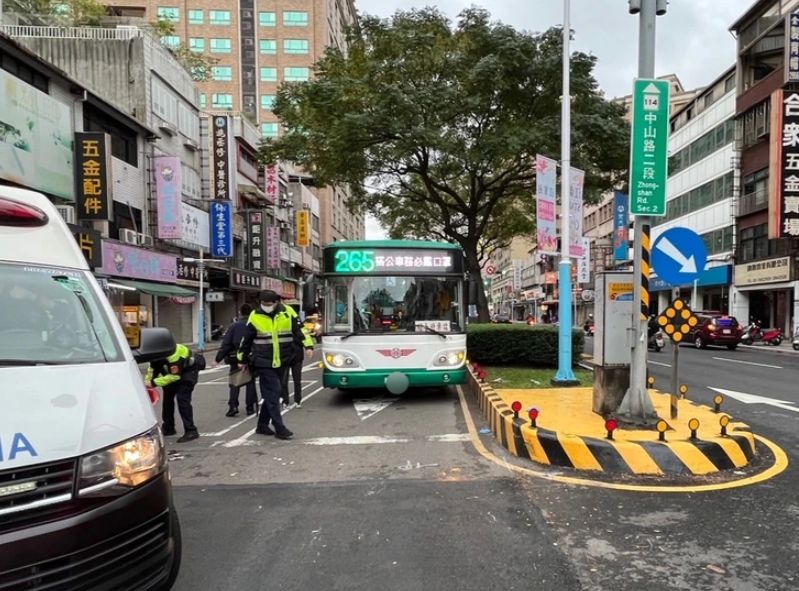 重大車禍！板橋婦「違規過馬路」遭公車撞飛　不治身亡
