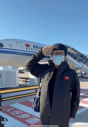 黃安 ▲黃安穿上五星旗大衣,搭乘中國籍航空。(圖/翻攝黃安穿微博)