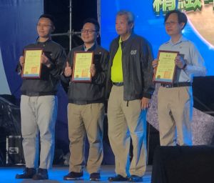 ▲中鋼公司董事長翁朝棟(右2)頒獎表揚參與AI競賽的優勝者，以資鼓勵。(圖／記者黃守作攝)