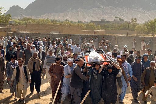 ▲阿富汗南部第2大城坎達哈（Kandahar）為解乾旱舉行了祈雨儀式，數萬名信眾群聚卻幾乎沒有人戴口罩。（圖／翻攝自推特）