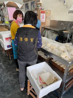 台南市政府法制處等相關局處啟動春節稽查專案,了解物價波動情形。(圖/台南市政府提供) ▲台南市政府法制處等相關局處啟動春節稽查專案,了解物價波動情形。(圖/台南市政府提供)